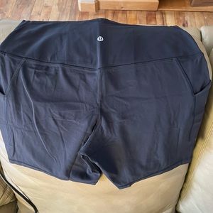 Lululemon align high rise shorts w/ pockets. 6”. NWOT. Size 14. Black